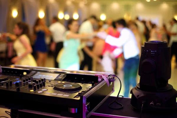 How the Right Wedding DJ Keeps Everyone Entertained All Night